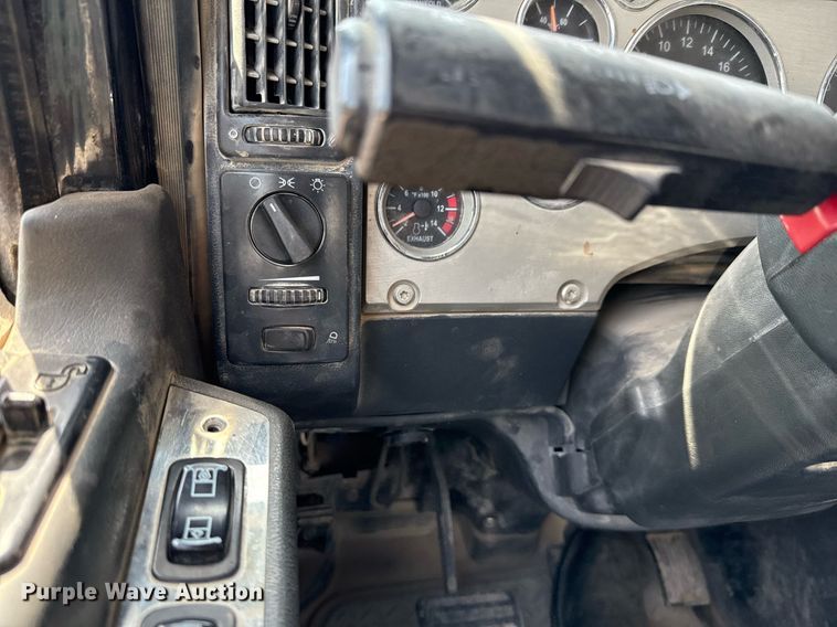 image for item ED5781 2012 Mack CHU613 semi truck