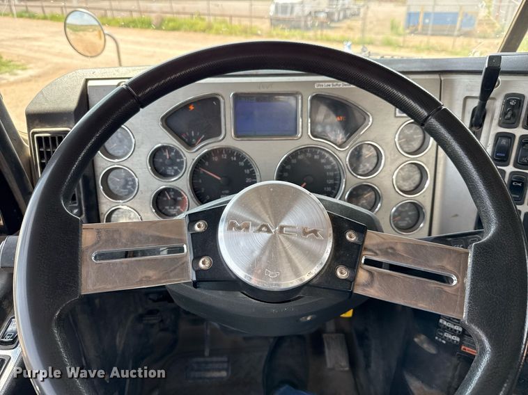 image for item ED5781 2012 Mack CHU613 semi truck