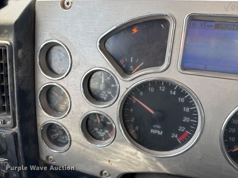 image for item ED5781 2012 Mack CHU613 semi truck