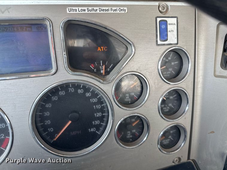 image for item ED5781 2012 Mack CHU613 semi truck