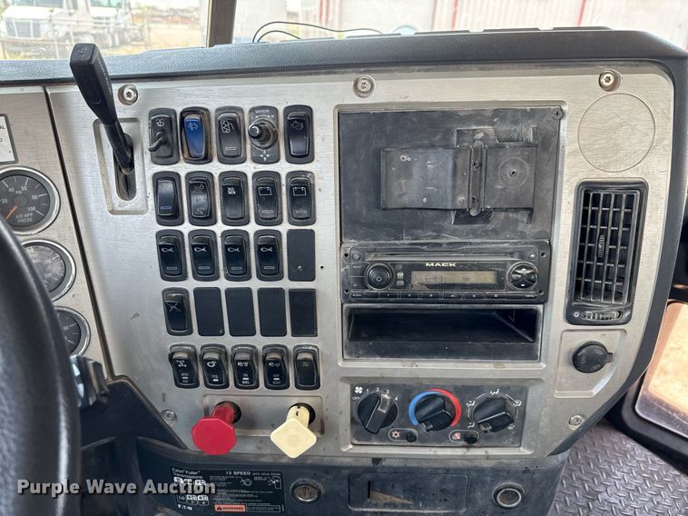 image for item ED5781 2012 Mack CHU613 semi truck