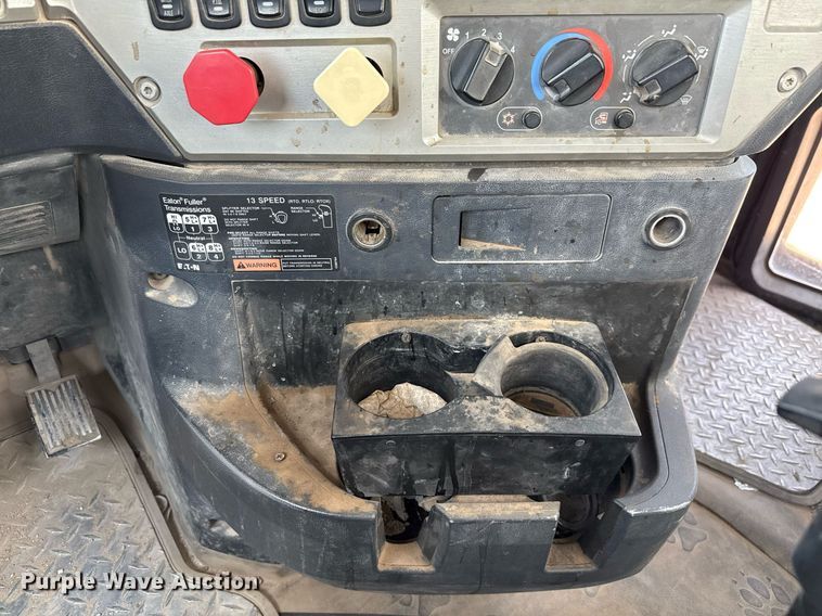 image for item ED5781 2012 Mack CHU613 semi truck