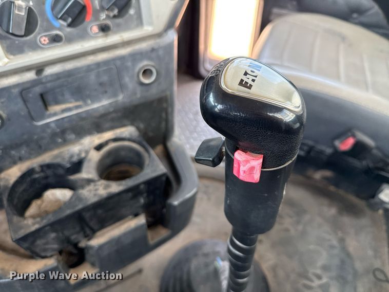 image for item ED5781 2012 Mack CHU613 semi truck