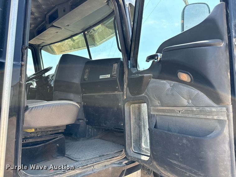 image for item ED5781 2012 Mack CHU613 semi truck