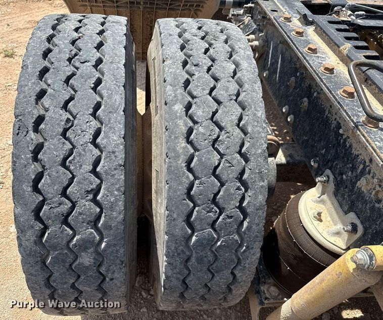 image for item ED5781 2012 Mack CHU613 semi truck