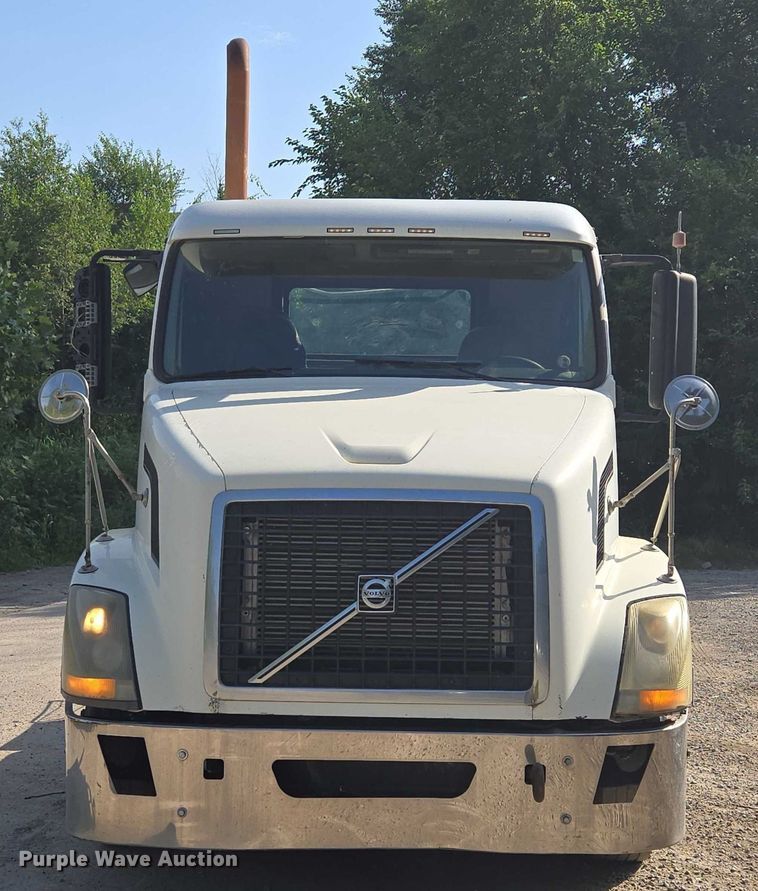 image for item EF1750 2009 Volvo VNL roll-off container truck