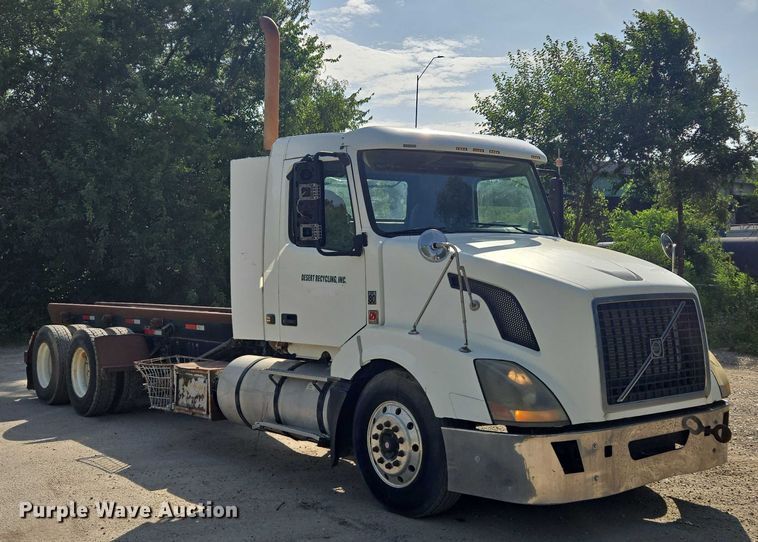 image for item EF1750 2009 Volvo VNL roll-off container truck