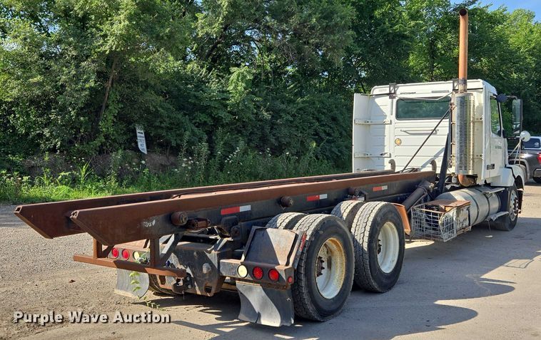 image for item EF1750 2009 Volvo VNL roll-off container truck