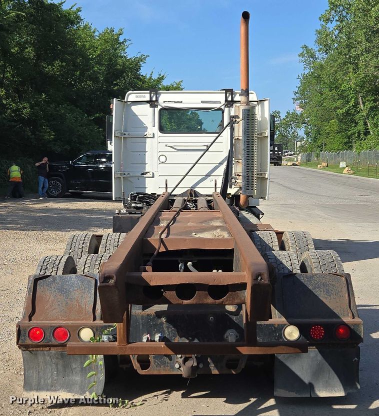 image for item EF1750 2009 Volvo VNL roll-off container truck