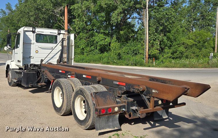 image for item EF1750 2009 Volvo VNL roll-off container truck