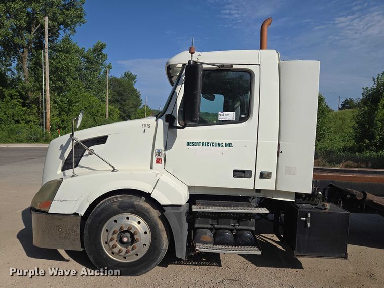 image for item EF1750 2009 Volvo VNL roll-off container truck