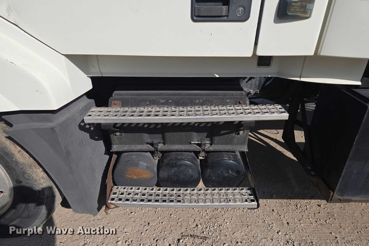 image for item EF1750 2009 Volvo VNL roll-off container truck