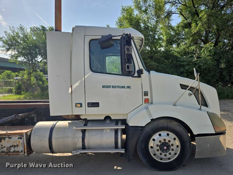 image for item EF1750 2009 Volvo VNL roll-off container truck