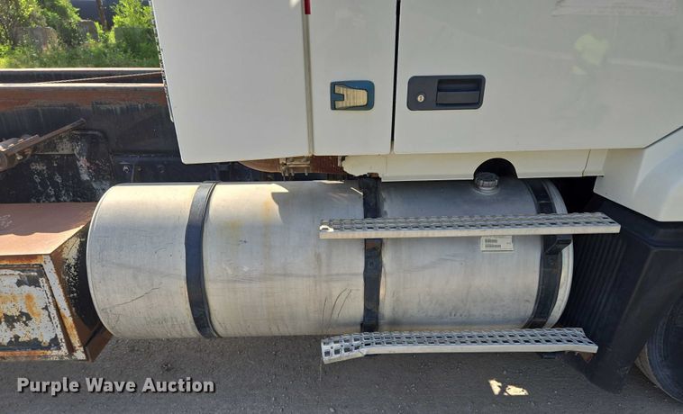 image for item EF1750 2009 Volvo VNL roll-off container truck