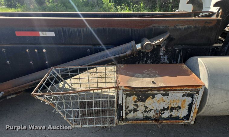 image for item EF1750 2009 Volvo VNL roll-off container truck