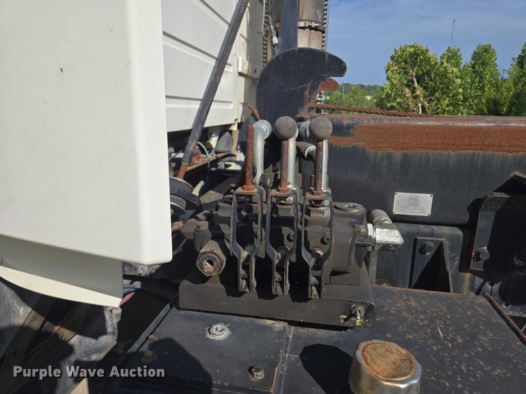 image for item EF1750 2009 Volvo VNL roll-off container truck