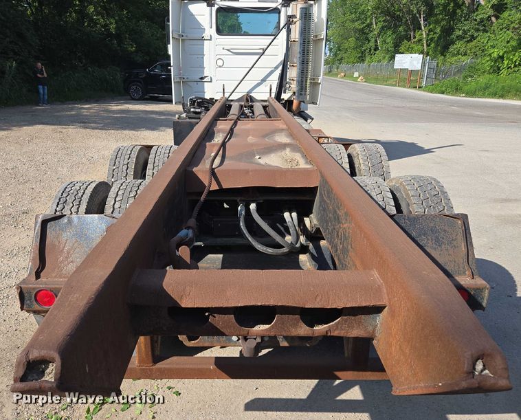 image for item EF1750 2009 Volvo VNL roll-off container truck