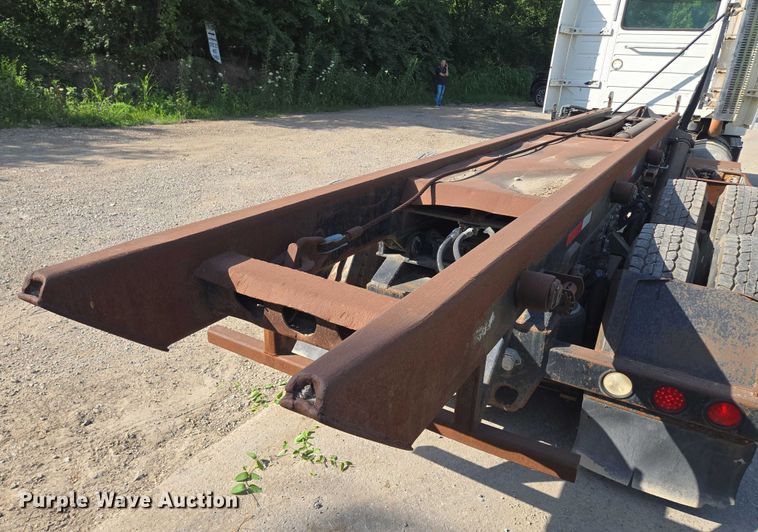 image for item EF1750 2009 Volvo VNL roll-off container truck