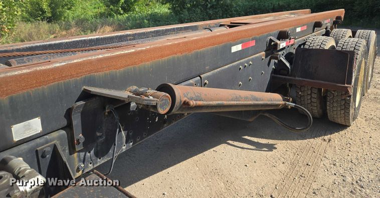 image for item EF1750 2009 Volvo VNL roll-off container truck