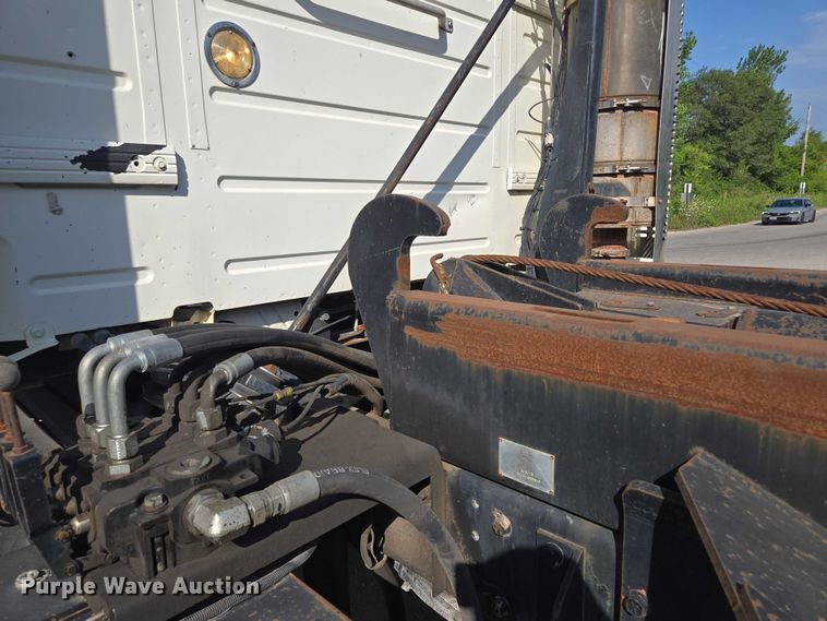 image for item EF1750 2009 Volvo VNL roll-off container truck