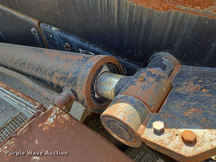 image for item EF1750 2009 Volvo VNL roll-off container truck