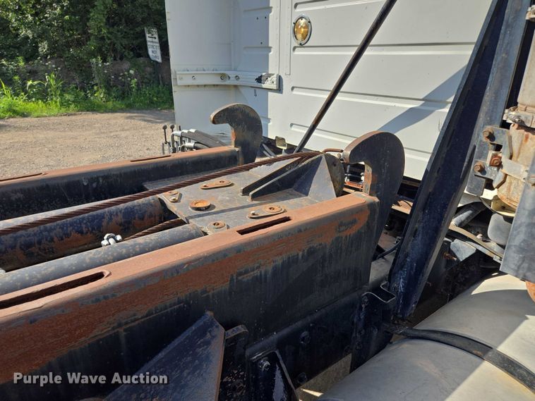 image for item EF1750 2009 Volvo VNL roll-off container truck