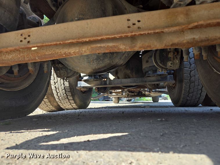 image for item EF1750 2009 Volvo VNL roll-off container truck