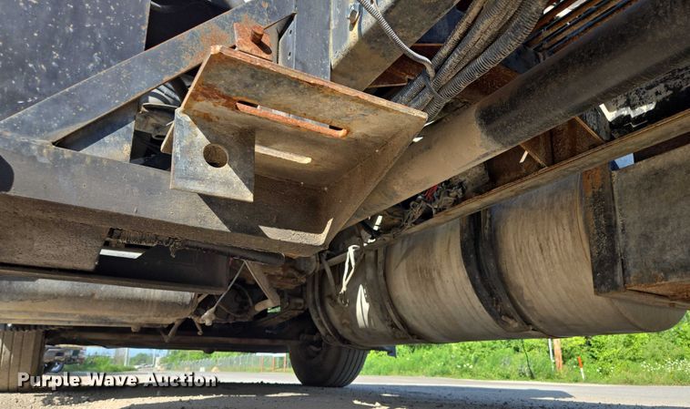 image for item EF1750 2009 Volvo VNL roll-off container truck