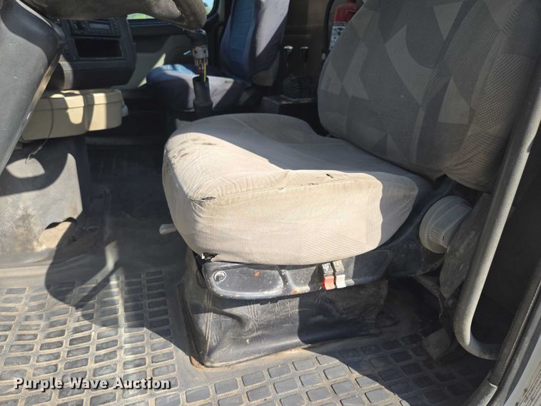 image for item EF1750 2009 Volvo VNL roll-off container truck