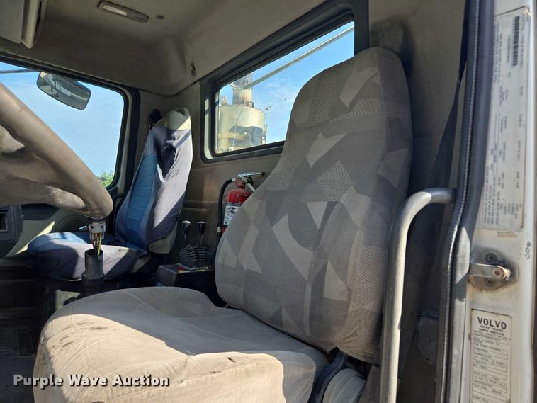 image for item EF1750 2009 Volvo VNL roll-off container truck