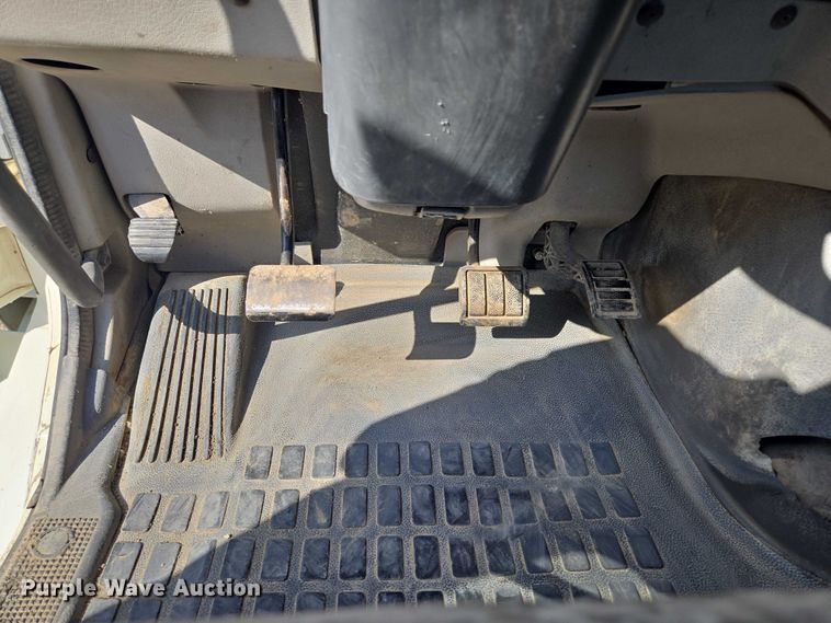 image for item EF1750 2009 Volvo VNL roll-off container truck