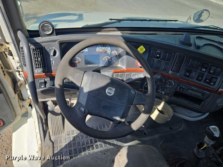 image for item EF1750 2009 Volvo VNL roll-off container truck