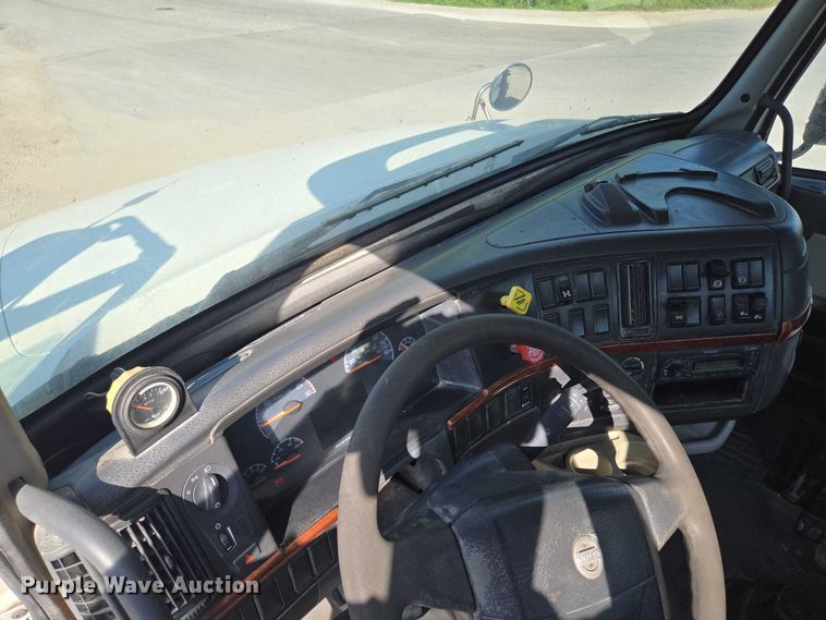 image for item EF1750 2009 Volvo VNL roll-off container truck