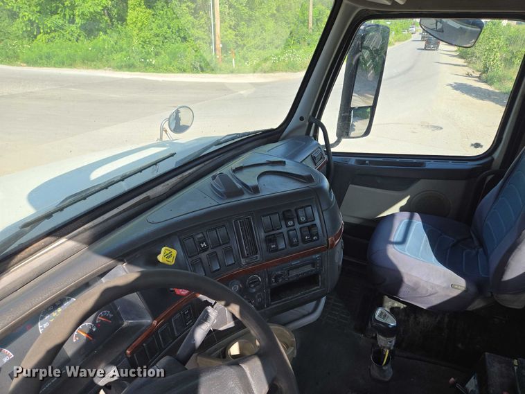 image for item EF1750 2009 Volvo VNL roll-off container truck