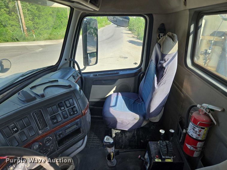 image for item EF1750 2009 Volvo VNL roll-off container truck