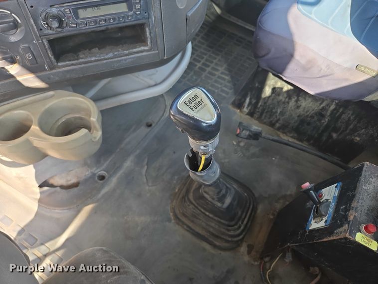 image for item EF1750 2009 Volvo VNL roll-off container truck