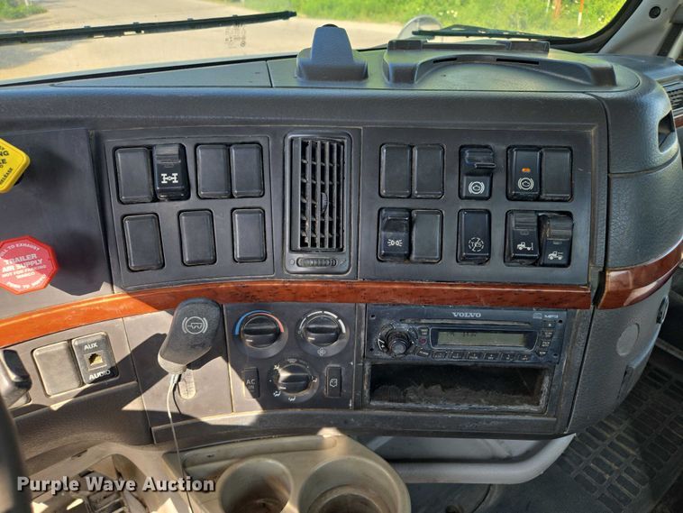 image for item EF1750 2009 Volvo VNL roll-off container truck