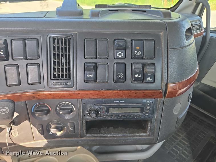 image for item EF1750 2009 Volvo VNL roll-off container truck