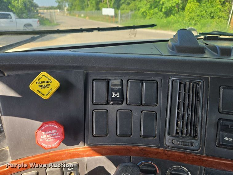 image for item EF1750 2009 Volvo VNL roll-off container truck