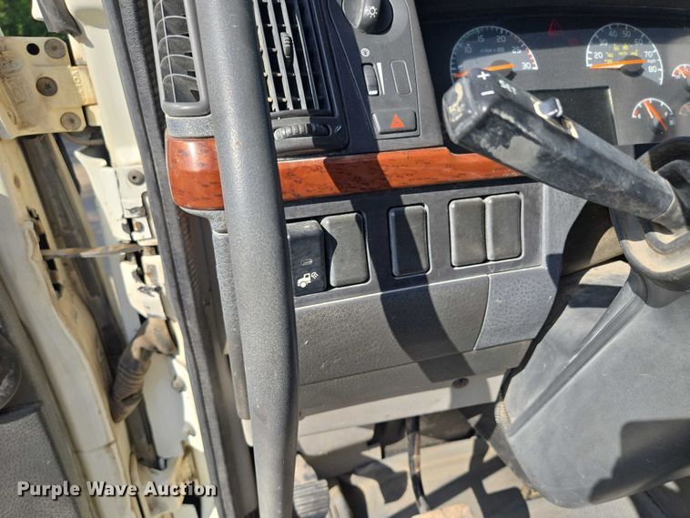 image for item EF1750 2009 Volvo VNL roll-off container truck