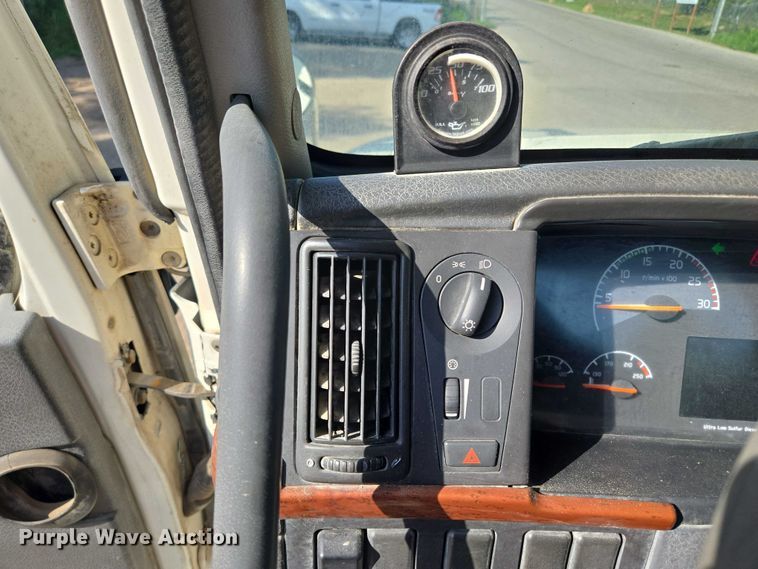 image for item EF1750 2009 Volvo VNL roll-off container truck