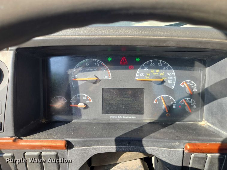 image for item EF1750 2009 Volvo VNL roll-off container truck