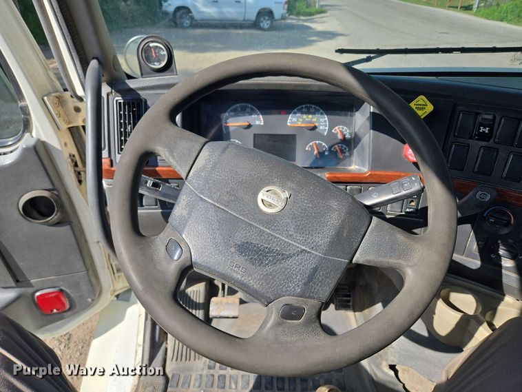 image for item EF1750 2009 Volvo VNL roll-off container truck