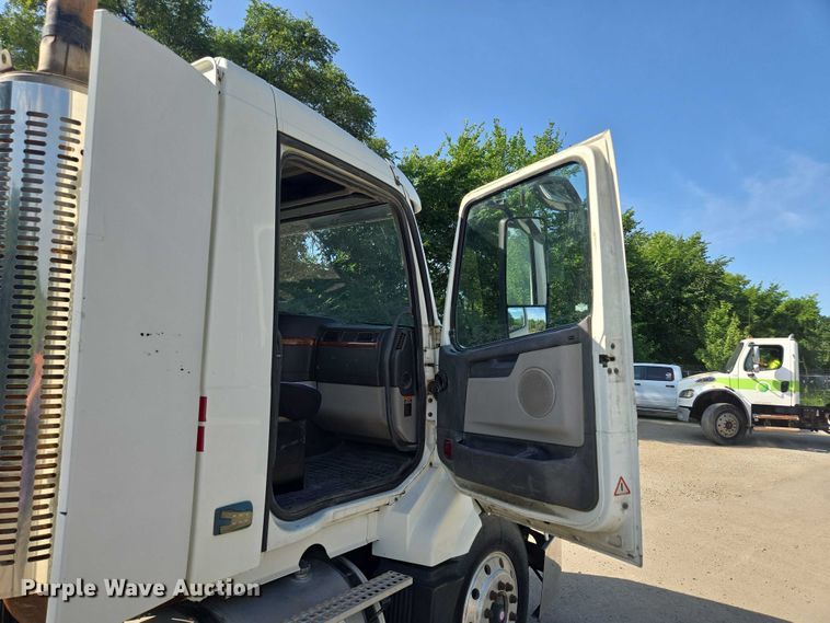 image for item EF1750 2009 Volvo VNL roll-off container truck