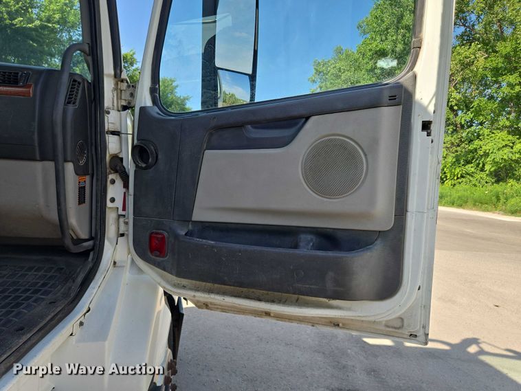 image for item EF1750 2009 Volvo VNL roll-off container truck