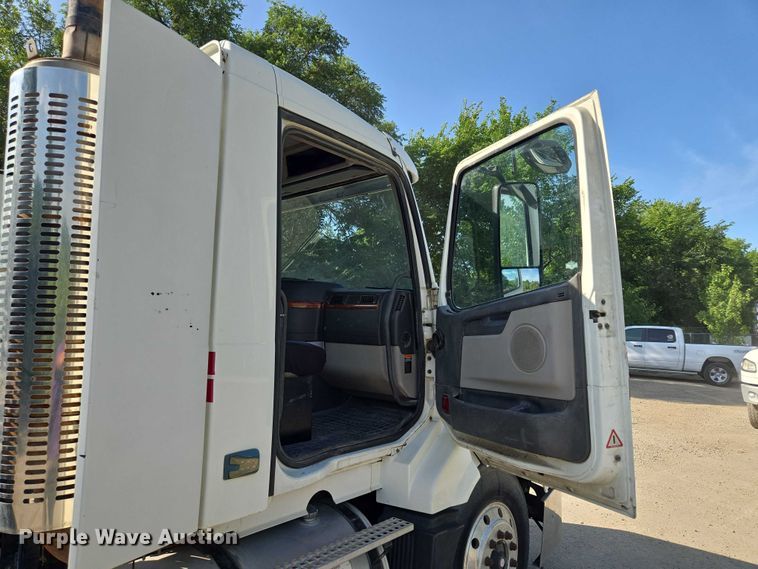 image for item EF1750 2009 Volvo VNL roll-off container truck