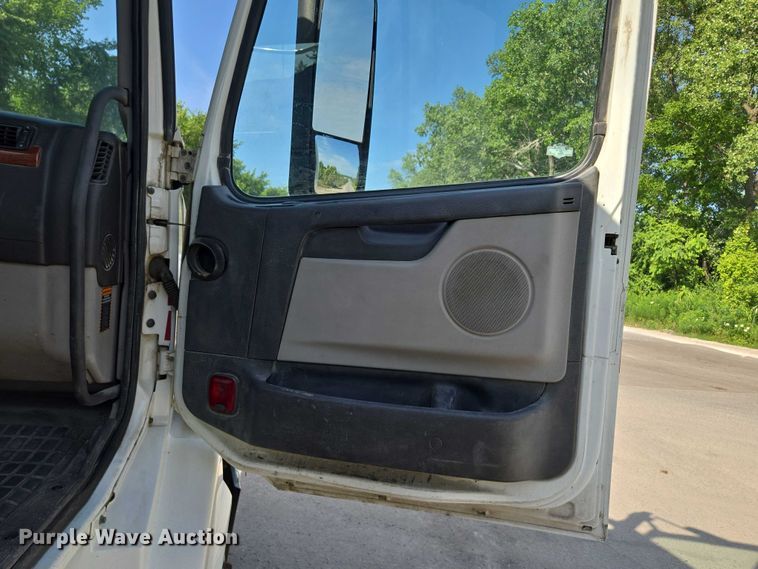 image for item EF1750 2009 Volvo VNL roll-off container truck