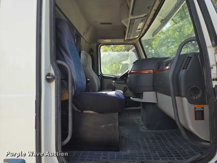 image for item EF1750 2009 Volvo VNL roll-off container truck