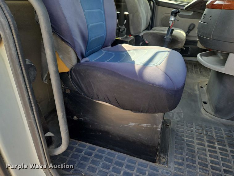 image for item EF1750 2009 Volvo VNL roll-off container truck