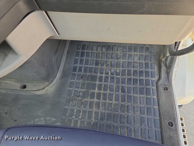 image for item EF1750 2009 Volvo VNL roll-off container truck